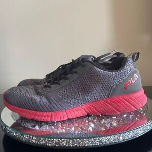 Men’s fila grey red mesh flexible running athletic sneakers flawed size 9.5